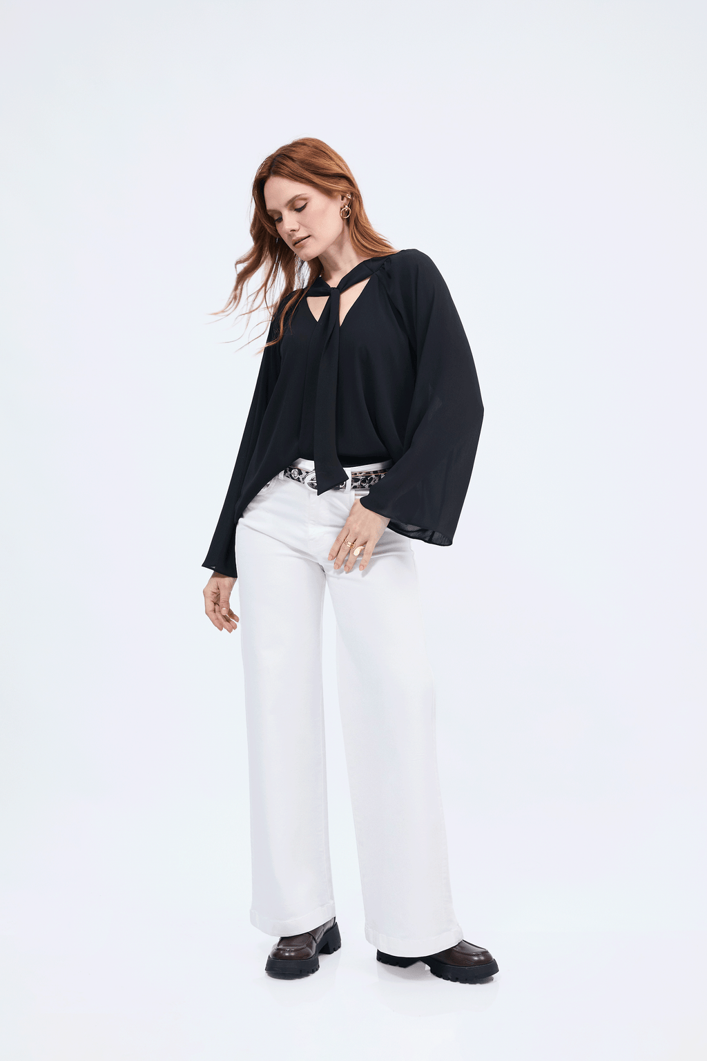 Blusa cuello V con lazo para amarrar negro - Alice