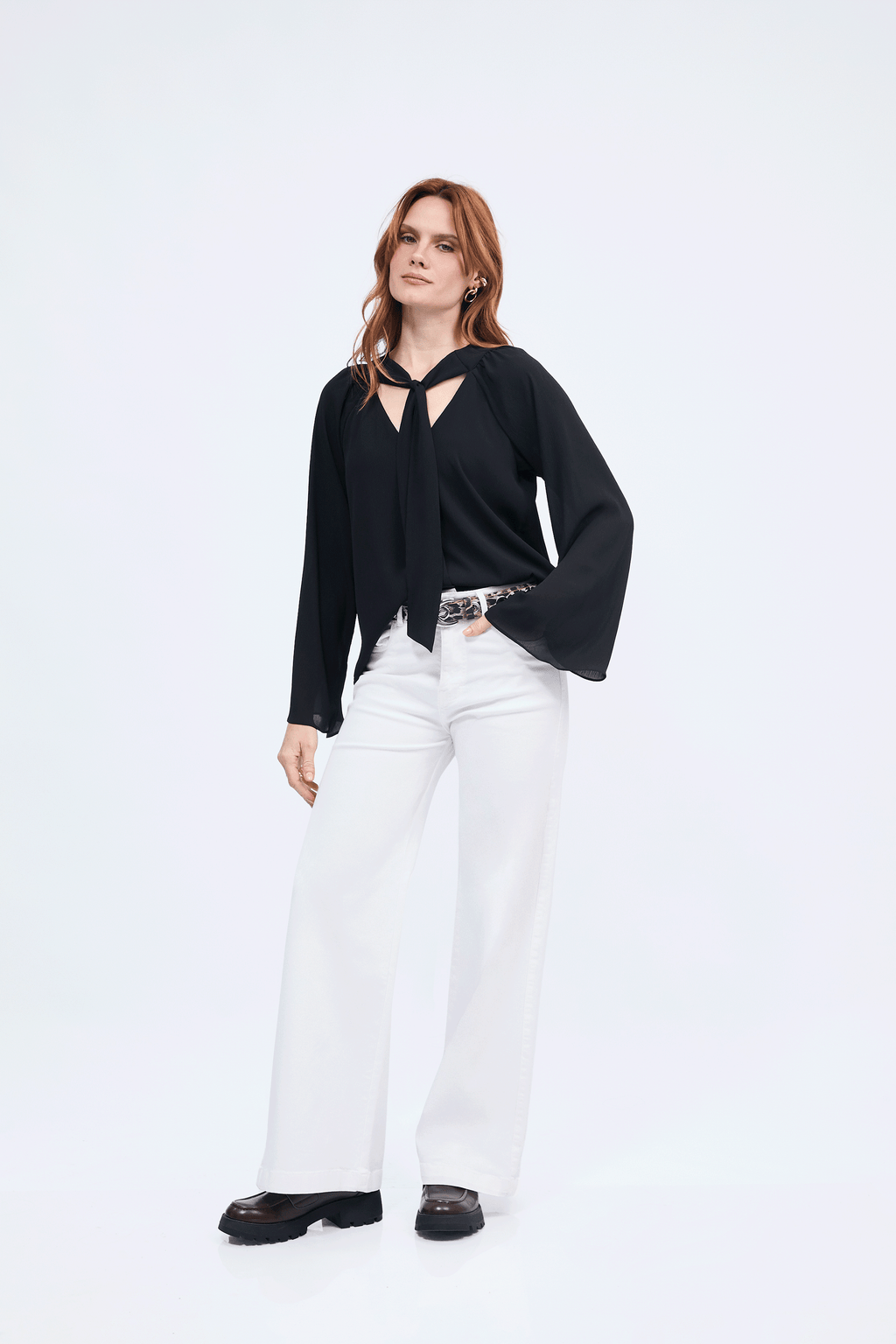 Blusa cuello V con lazo para amarrar negro - Alice