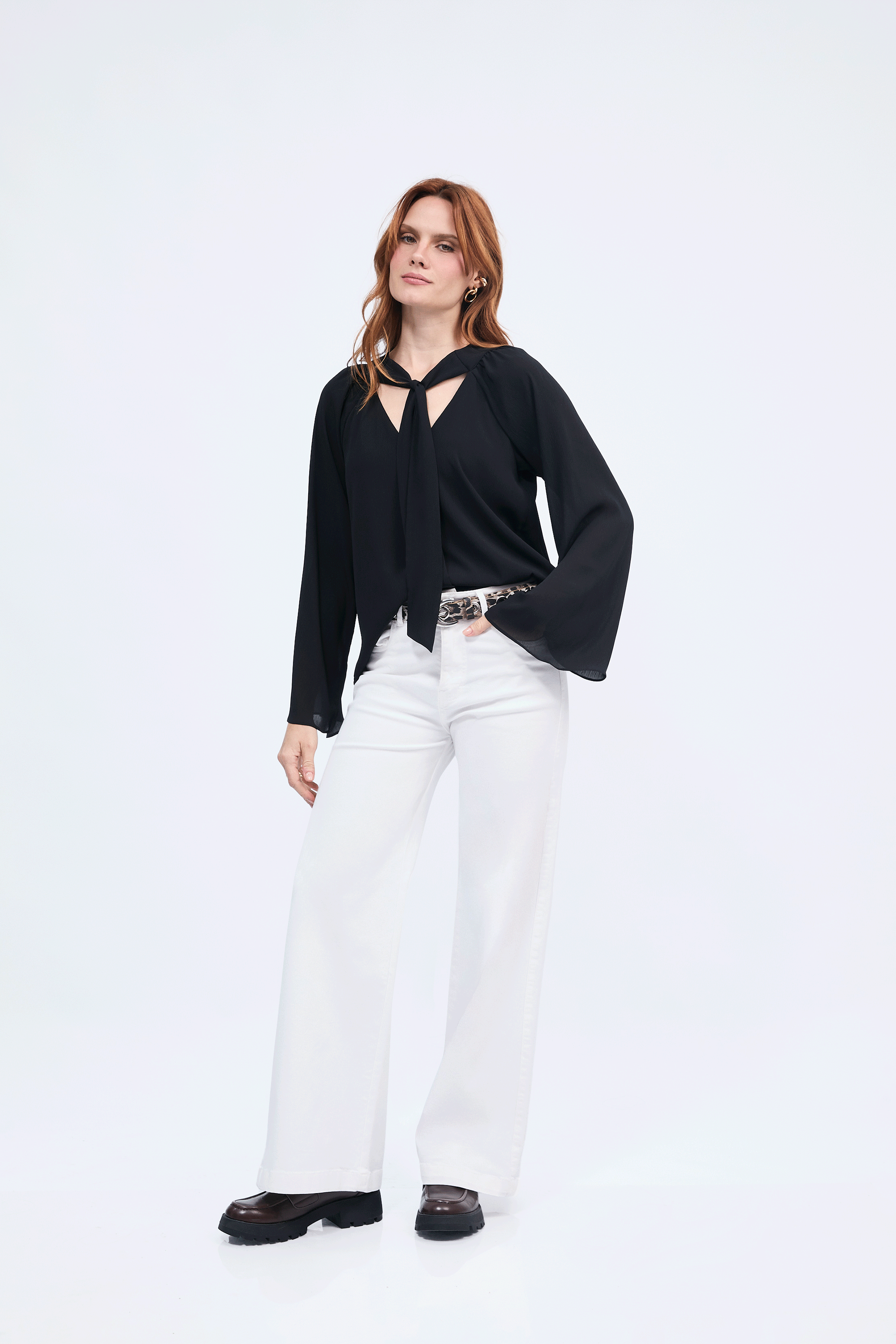 Blusa Alice cuello V con lazo para amarrar negro