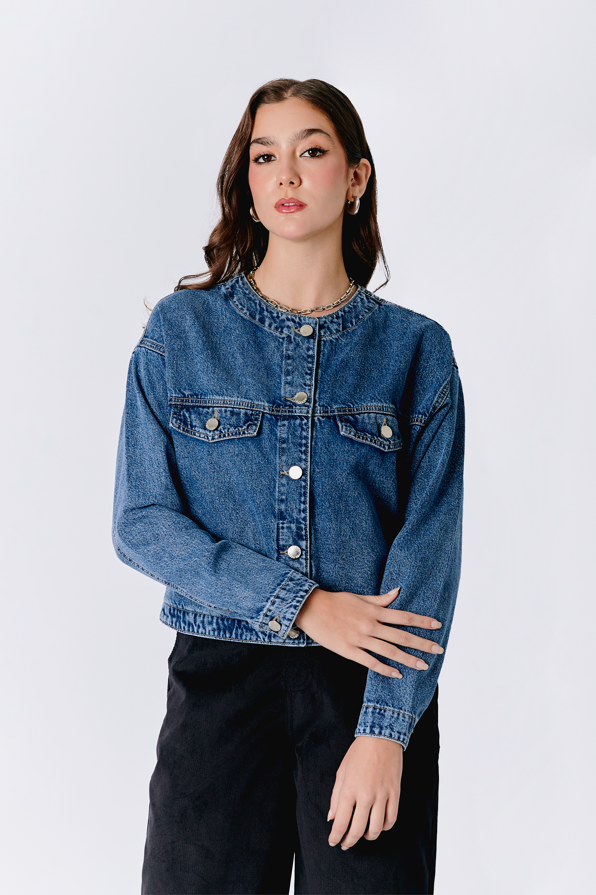 CASACA DENIM CON BOLSILLO INTERNO AZUL CRISTAL