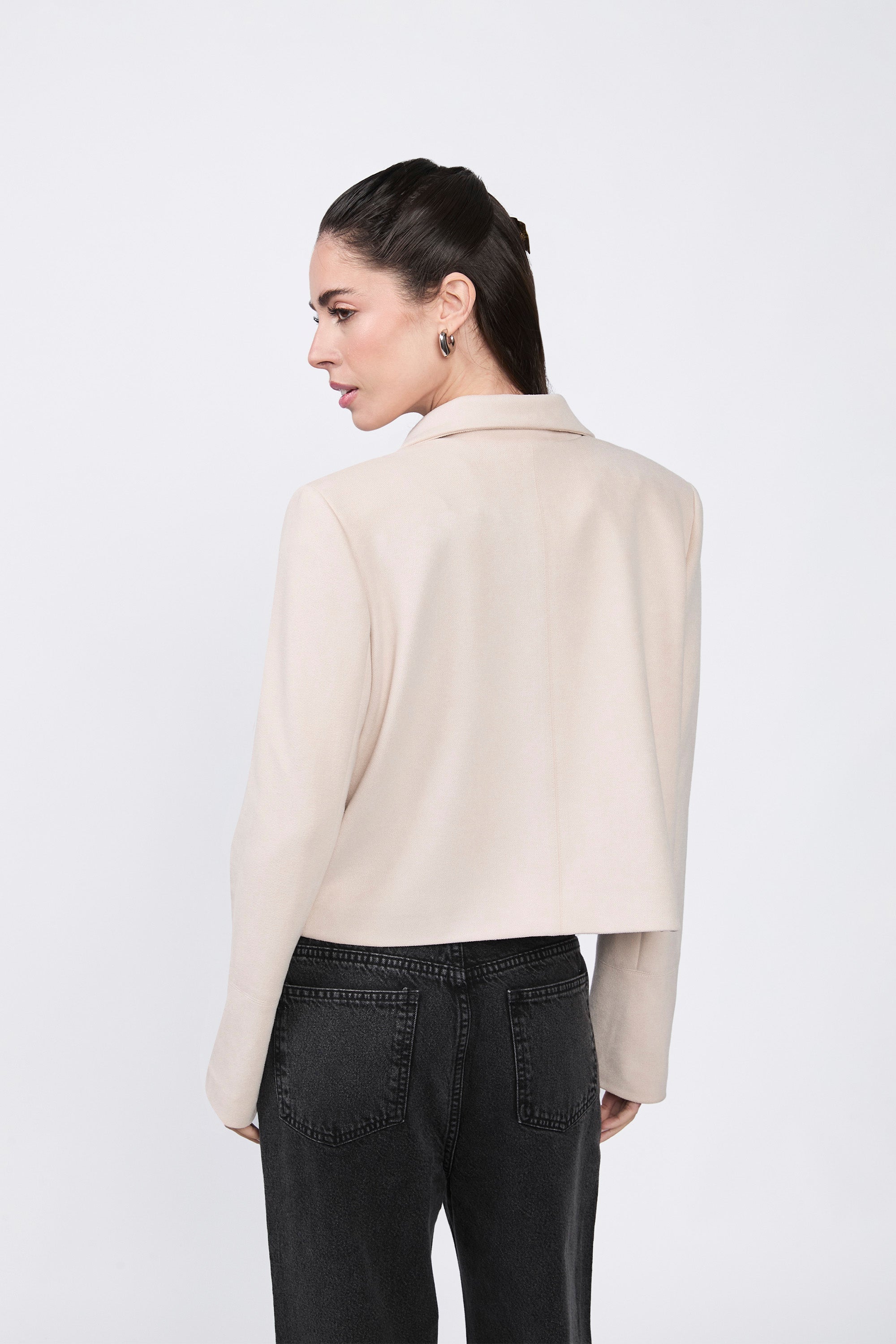 Pierina jacket with pockets and front buttons, beige.