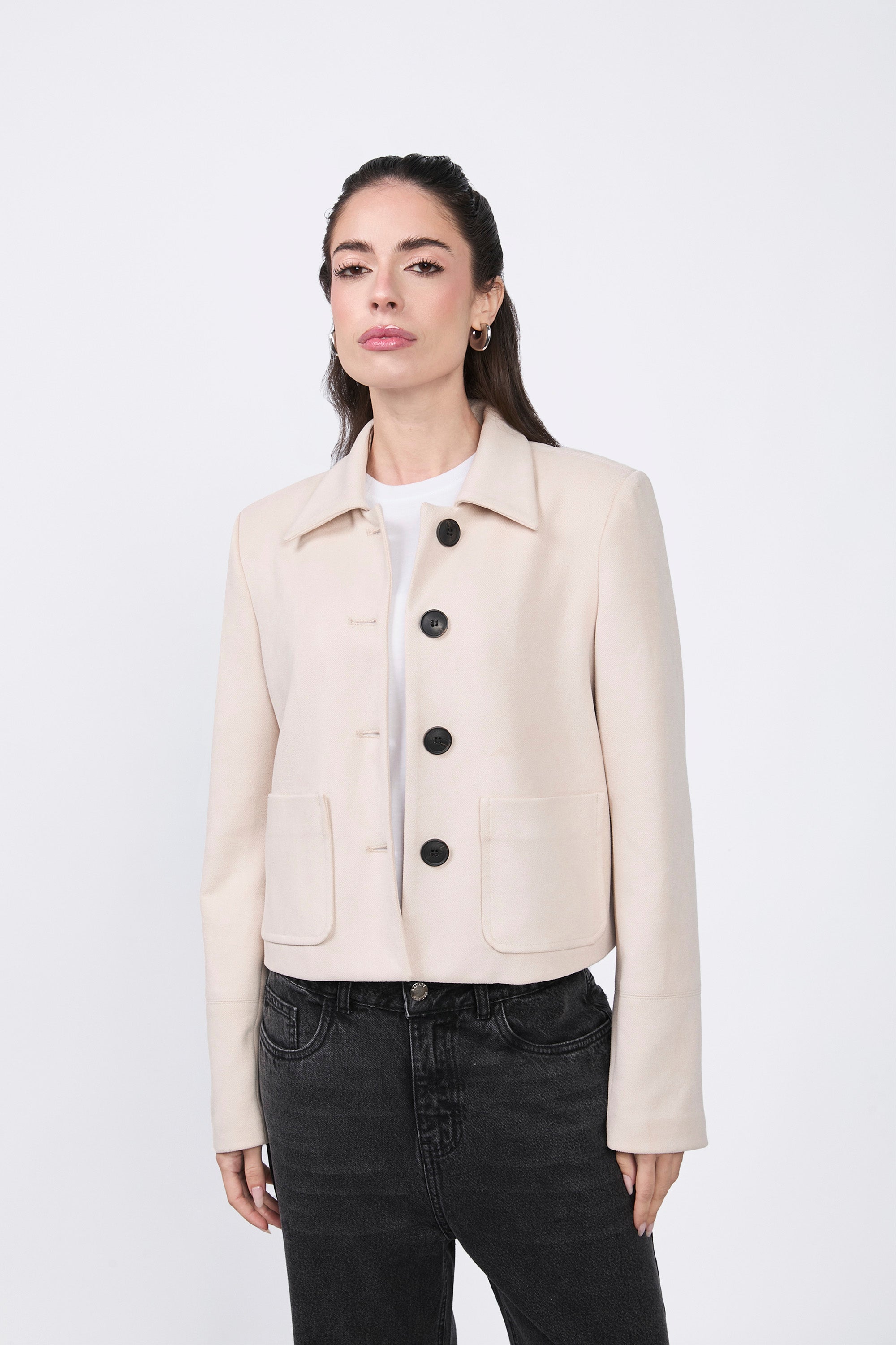 Pierina jacket with pockets and front buttons, beige.