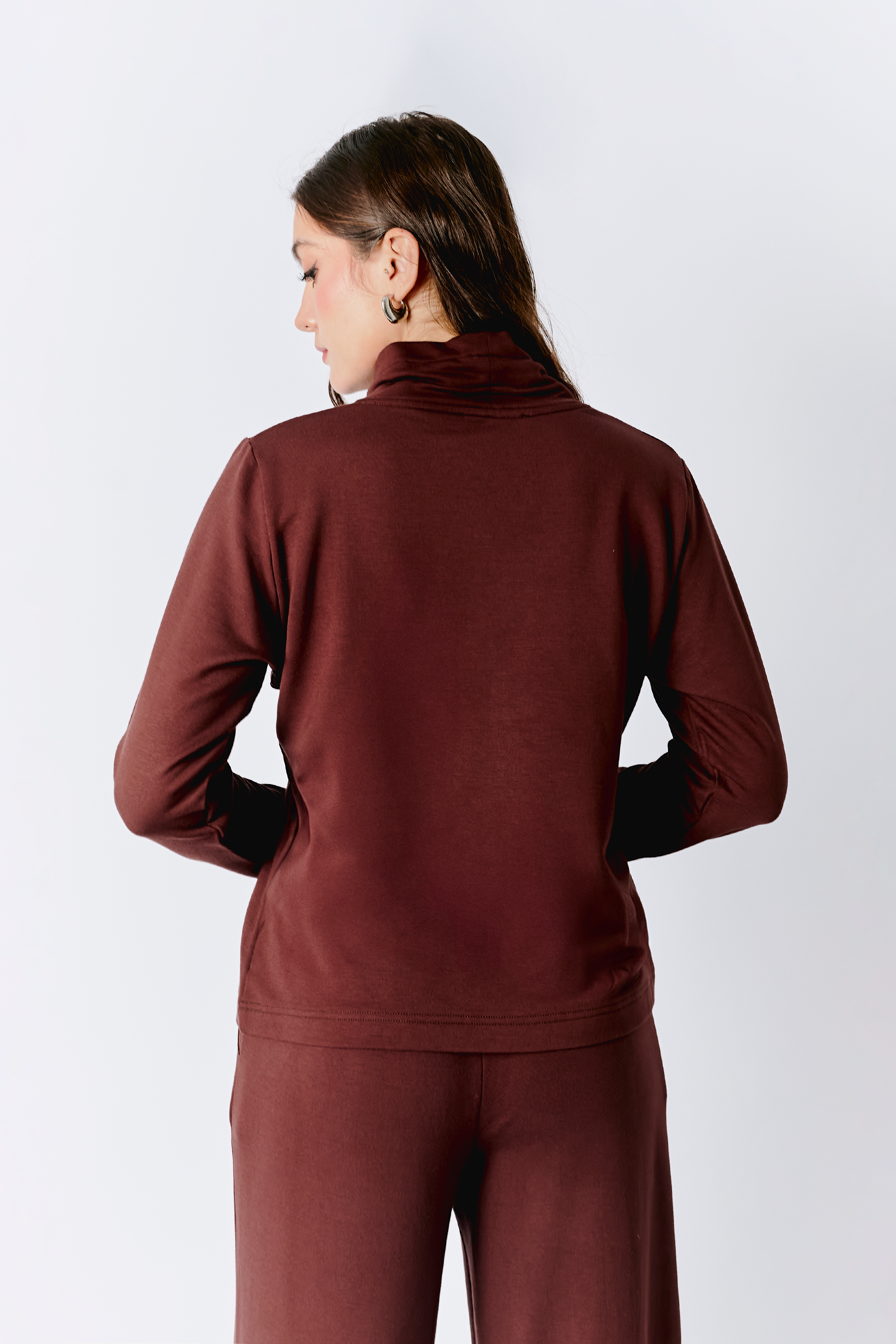 POLERA LOURDES CON CUELLO ALTO Y REGULADOR MARRÓN