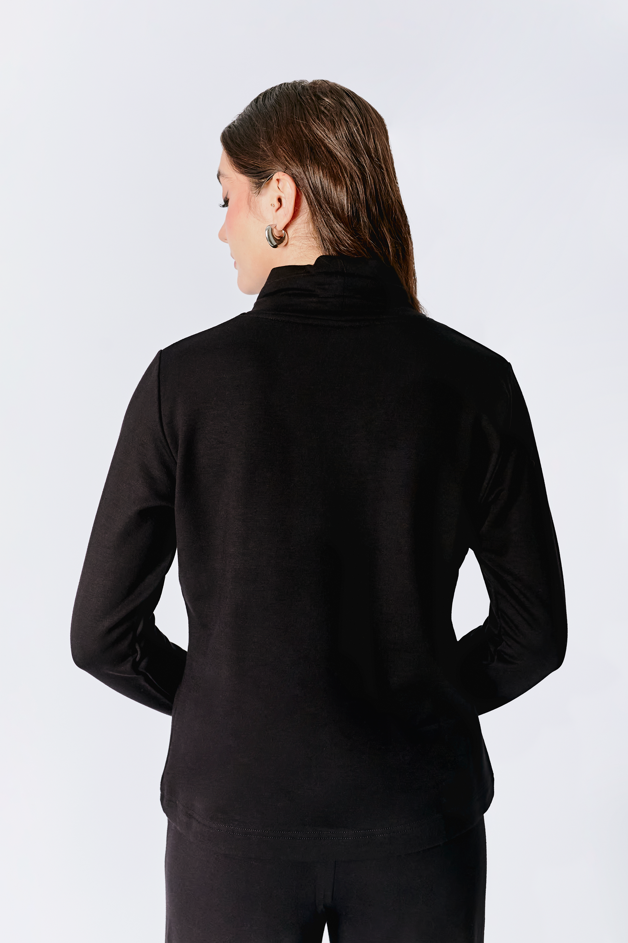 POLERA LOURDES CON CUELLO ALTO Y REGULADOR NEGRO