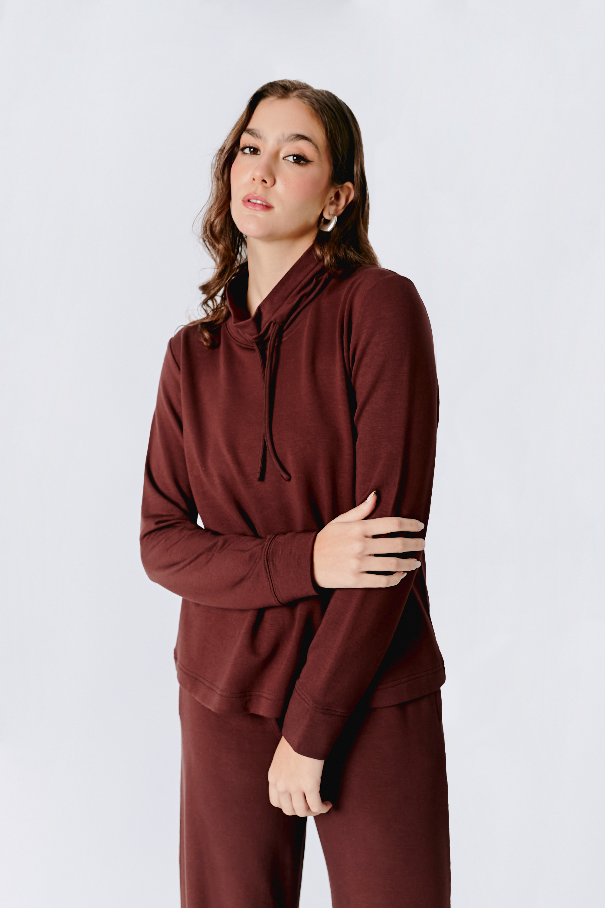 POLERA LOURDES CON CUELLO ALTO Y REGULADOR MARRÓN