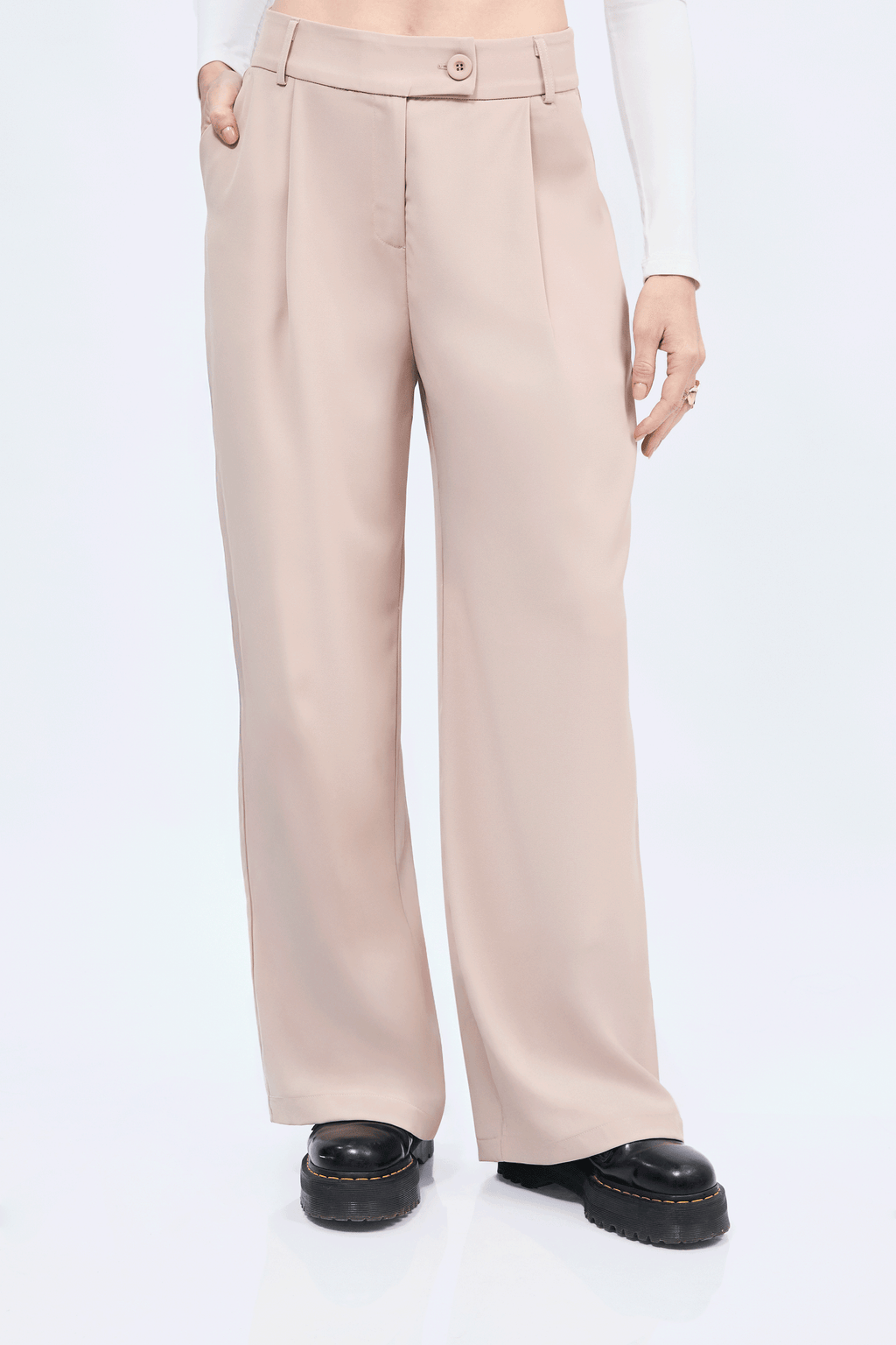 Pantalón semi palazo con pinzas y bolsillos Camel - Paris