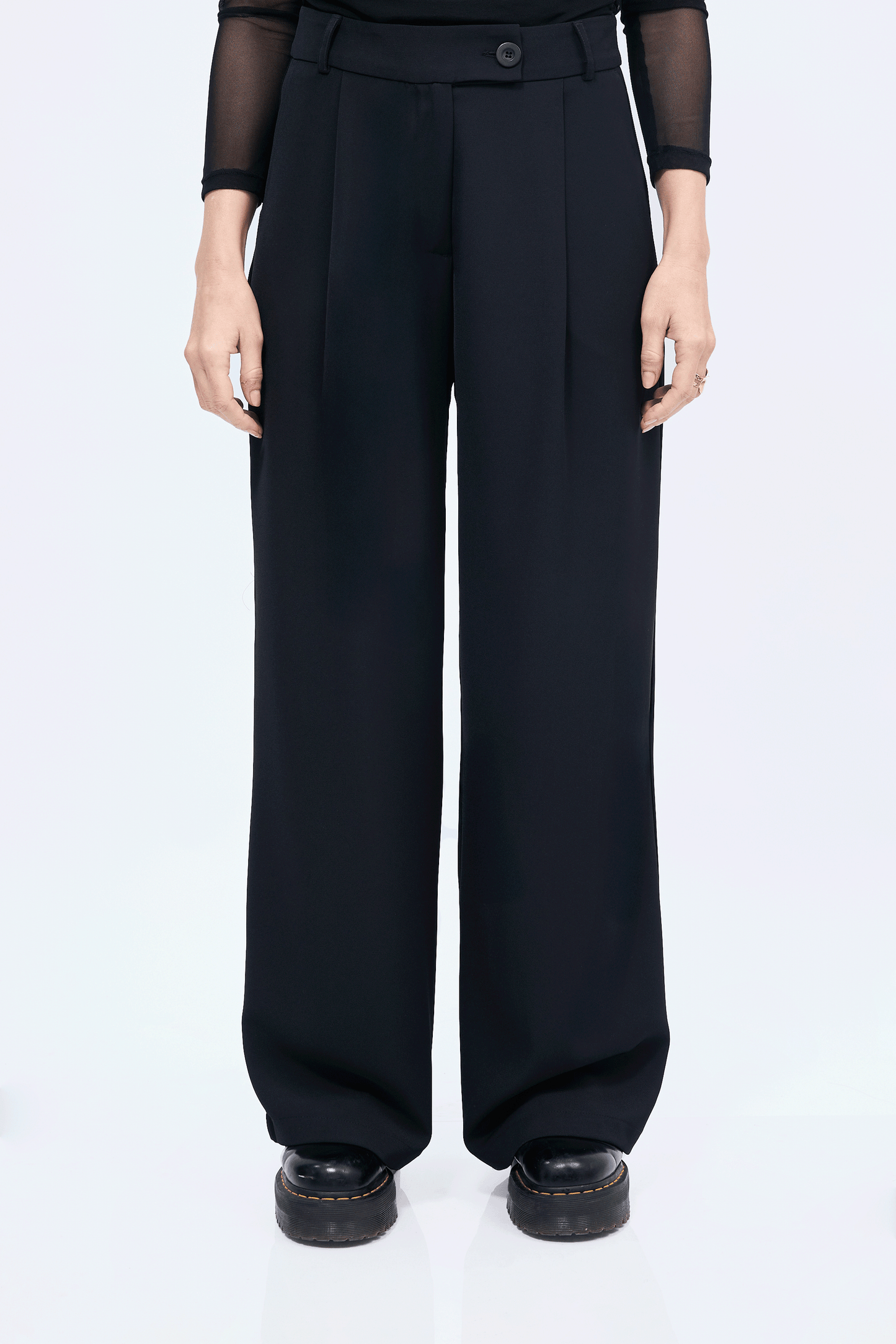 Pantalón Paris semi palazo con pinzas y bolsillos Negro